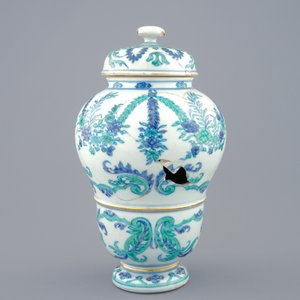 Een zeldzame Chinese export porseleinen urne met deksel, Kangxi/Yongzheng, 1e kwart 18e eeuw — foto 3