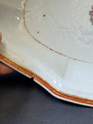 Een zeldzame Chinese exportporseleinen dekselkan met bassin met gekroond monogram 'RLI', Qianlong — foto 14