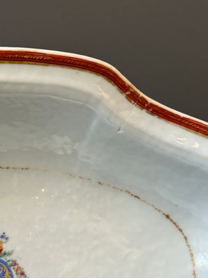 Een zeldzame Chinese exportporseleinen dekselkan met bassin met gekroond monogram 'RLI', Qianlong — foto 16