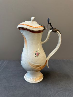 Een zeldzame Chinese exportporseleinen dekselkan met bassin met gekroond monogram 'RLI', Qianlong — foto 2