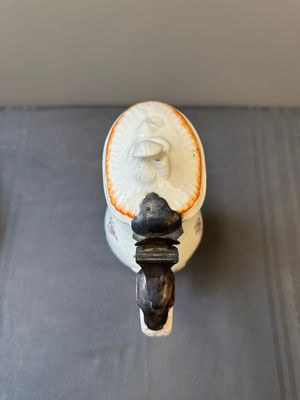 Een zeldzame Chinese exportporseleinen dekselkan met bassin met gekroond monogram 'RLI', Qianlong — foto 6