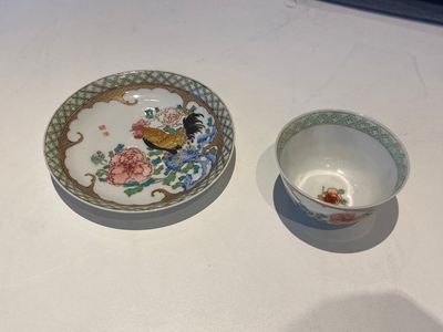 Een zeldzame Chinese famille rose 'hanen' kop en schotel met Baiyun Shanren 白雲山人 zegelmerk, Yongzheng — foto 1