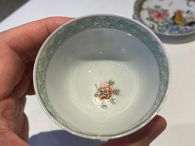 Een zeldzame Chinese famille rose 'hanen' kop en schotel met Baiyun Shanren 白雲山人 zegelmerk, Yongzheng — foto 8