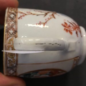 Een zeldzame Chinese famille rose kop en schotel met bijbehorend kopje met oor, Yongzheng — foto 17