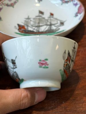 Een zeldzame Chinese famille rose kop en schotel met een Europees koopvaardijschip, Qianlong — foto 3