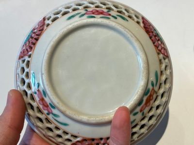 Een zeldzame Chinese famille rose opengewerkte en dubbelwandige kop en schotel, Yongzheng/Qianlong — foto 12