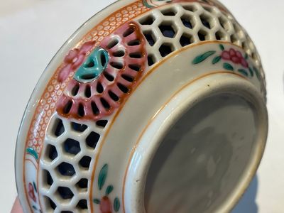 Een zeldzame Chinese famille rose opengewerkte en dubbelwandige kop en schotel, Yongzheng/Qianlong — foto 13