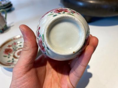 Een zeldzame Chinese famille rose opengewerkte en dubbelwandige kop en schotel, Yongzheng/Qianlong — foto 4