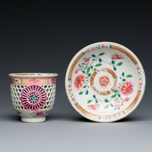 Een zeldzame Chinese famille rose opengewerkte en dubbelwandige kop en schotel, Yongzheng/Qianlong — foto 2