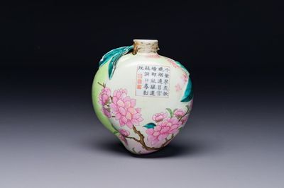 Een zeldzame Chinese famille rose perzikvormige wandvaas met inscriptie, 19e eeuw — foto 1