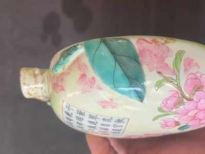 Een zeldzame Chinese famille rose perzikvormige wandvaas met inscriptie, 19e eeuw — foto 6