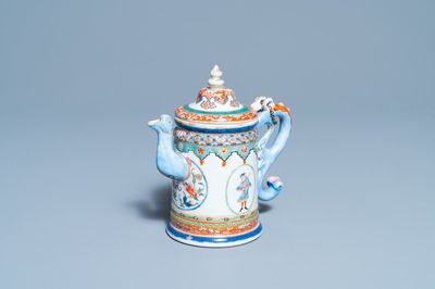 Een zeldzame Chinese famille rose theepot met decor van Europeanen, Qianlong