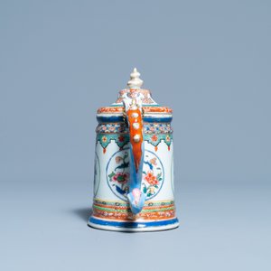 Een zeldzame Chinese famille rose theepot met decor van Europeanen, Qianlong — foto 4