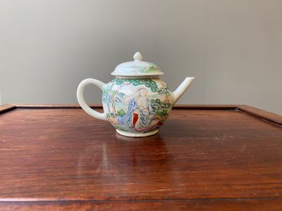 Een zeldzame Chinese famille rose theepot met erotisch decor van een Europese dame, Yongzheng — foto 1