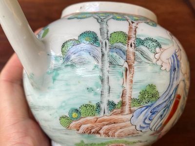 Een zeldzame Chinese famille rose theepot met erotisch decor van een Europese dame, Yongzheng — foto 11