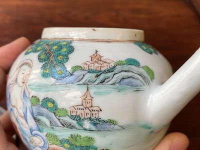 Een zeldzame Chinese famille rose theepot met erotisch decor van een Europese dame, Yongzheng — foto 13