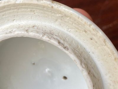 Een zeldzame Chinese famille rose theepot met erotisch decor van een Europese dame, Yongzheng — foto 21