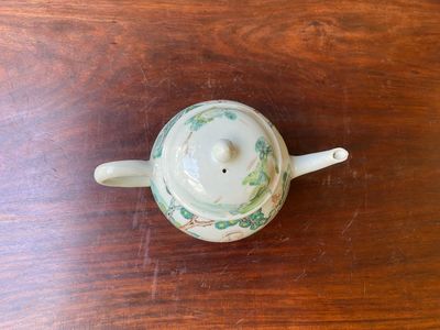 Een zeldzame Chinese famille rose theepot met erotisch decor van een Europese dame, Yongzheng — foto 5