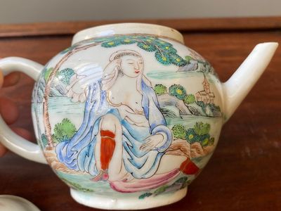 Een zeldzame Chinese famille rose theepot met erotisch decor van een Europese dame, Yongzheng — foto 9