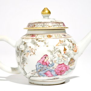 Een zeldzame Chinese famille rose theepot met onderschotel, Qianlong — foto 6