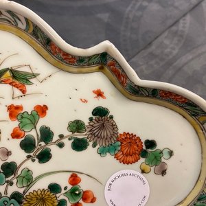 Een zeldzame Chinese famille verte schotel op vier pootjes, Kangxi — foto 15