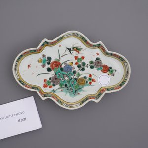 Een zeldzame Chinese famille verte schotel op vier pootjes, Kangxi — foto 4