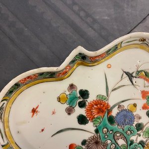 Een zeldzame Chinese famille verte schotel op vier pootjes, Kangxi — foto 8