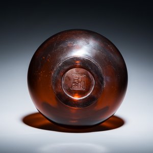 Een zeldzame Chinese flesvormige vaas in amberkleurig translucent Peking glas, Qianlong merk en periode — foto 7