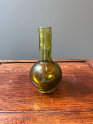 Een zeldzame Chinese flesvormige vaas in groen translucent Peking glas, Qianlong merk en periode — foto 1