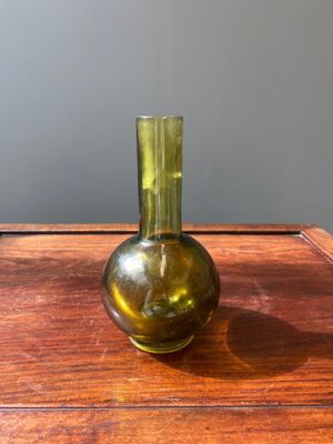 Een zeldzame Chinese flesvormige vaas in groen translucent Peking glas, Qianlong merk en periode — foto 3