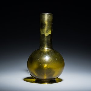 Een zeldzame Chinese flesvormige vaas in groen translucent Peking glas, Qianlong merk en periode — foto 2