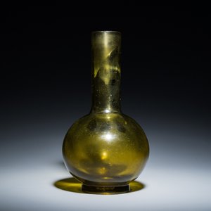 Een zeldzame Chinese flesvormige vaas in groen translucent Peking glas, Qianlong merk en periode — foto 5