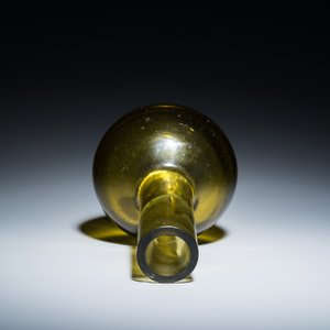 Een zeldzame Chinese flesvormige vaas in groen translucent Peking glas, Qianlong merk en periode — foto 6