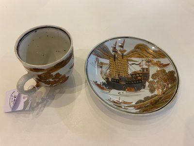 Een zeldzame Chinese grisaille, ijzerrode en vergulde kop en schotel met een handelsschip, Yongzheng/Qianlong — foto 1