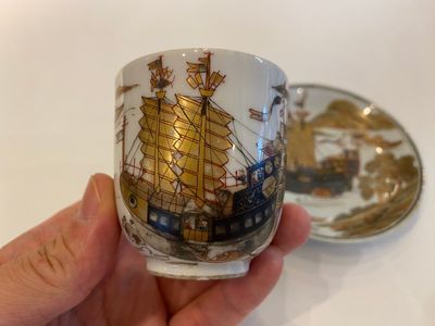 Een zeldzame Chinese grisaille, ijzerrode en vergulde kop en schotel met een handelsschip, Yongzheng/Qianlong — foto 3