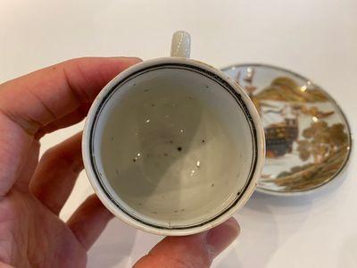 Een zeldzame Chinese grisaille, ijzerrode en vergulde kop en schotel met een handelsschip, Yongzheng/Qianlong — foto 6