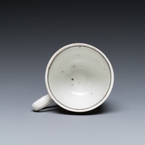 Een zeldzame Chinese grisaille, ijzerrode en vergulde kop en schotel met een handelsschip, Yongzheng/Qianlong — foto 8