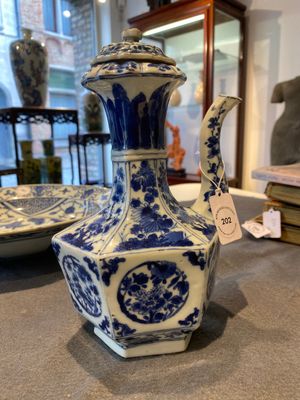 Een zeldzame Chinese hexagonale blauw-witte kendi met deksel, Kangxi — foto 1