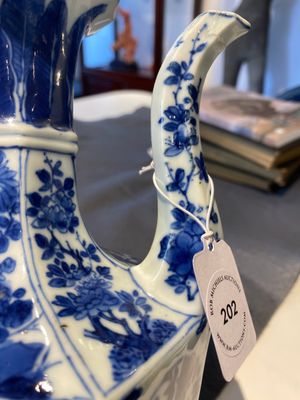 Een zeldzame Chinese hexagonale blauw-witte kendi met deksel, Kangxi — foto 11