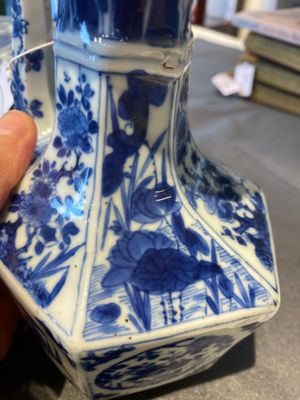 Een zeldzame Chinese hexagonale blauw-witte kendi met deksel, Kangxi — foto 15