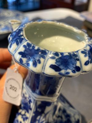 Een zeldzame Chinese hexagonale blauw-witte kendi met deksel, Kangxi — foto 22