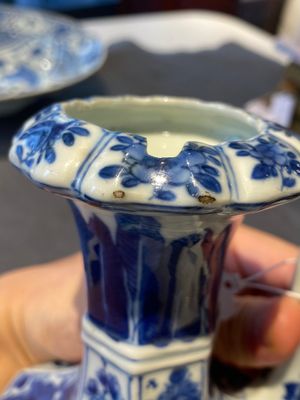 Een zeldzame Chinese hexagonale blauw-witte kendi met deksel, Kangxi — foto 23