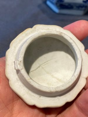 Een zeldzame Chinese hexagonale blauw-witte kendi met deksel, Kangxi — foto 8