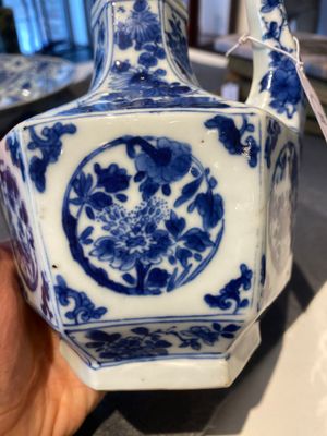 Een zeldzame Chinese hexagonale blauw-witte kendi met deksel, Kangxi — foto 9