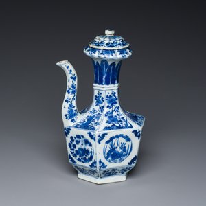 Een zeldzame Chinese hexagonale blauw-witte kendi met deksel, Kangxi — foto 1