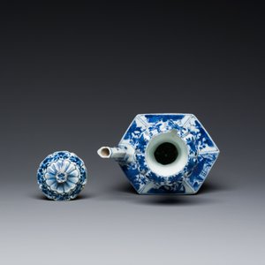 Een zeldzame Chinese hexagonale blauw-witte kendi met deksel, Kangxi — foto 6