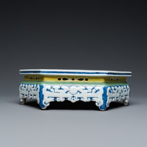 Een zeldzame Chinese hexagonale famille rose sokkel met decor van antiquiteiten, Yongzheng — foto 7