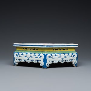 Een zeldzame Chinese hexagonale famille rose sokkel met decor van antiquiteiten, Yongzheng — foto 8