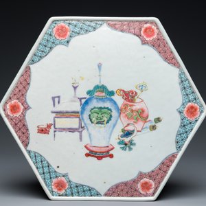 Een zeldzame Chinese hexagonale famille rose sokkel met decor van antiquiteiten, Yongzheng — foto 9