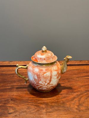 Een zeldzame Chinese ijzerrood gedecoreerde en vergulde theepot met deksel met Europese tafereel, Qianlong — foto 1